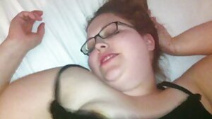 Curvy DP babe anal svensk pornografi knullad medan suger kuk i trekant